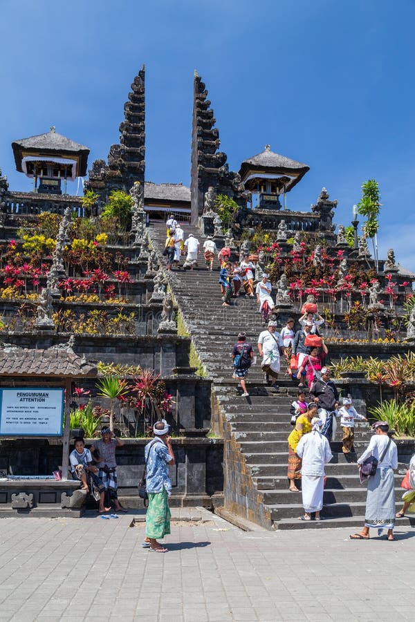 By av Besakih, Bali/Indonesien - circa Oktober 2015: Folket går till att be i den Pura Besakih templet royaltyfri bild By av Besakih, Bali/Indonesien - circa Oktober 2015: Folket går till att be i den Pura Besakih templet royaltyfri bild