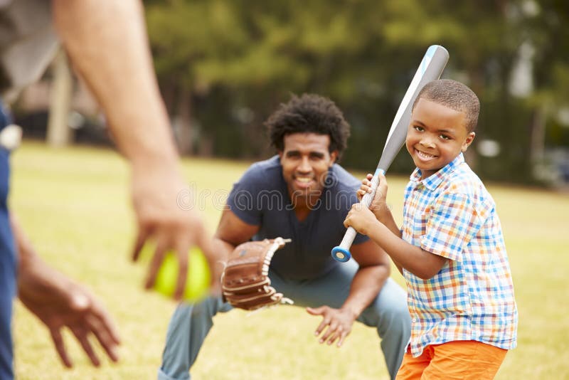 Avô com o filho e o neto que jogam o basebol fotos de stock Avô com o filho e o neto que jogam o basebol fotos de stock