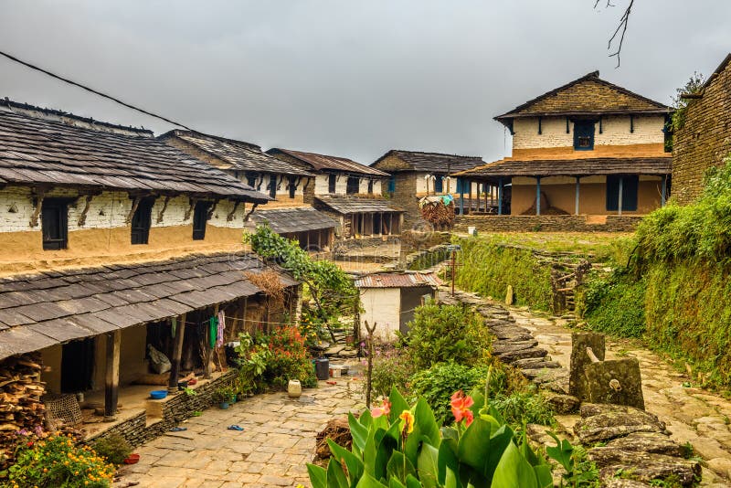 By av Dhampus i Himalayasbergen i Nepal arkivfoton By av Dhampus i Himalayasbergen i Nepal arkivfoton