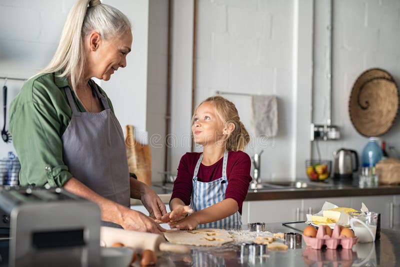 Av? e neta que cozinham junto imagens de stock royalty free Av? e neta que cozinham junto imagens de stock royalty free