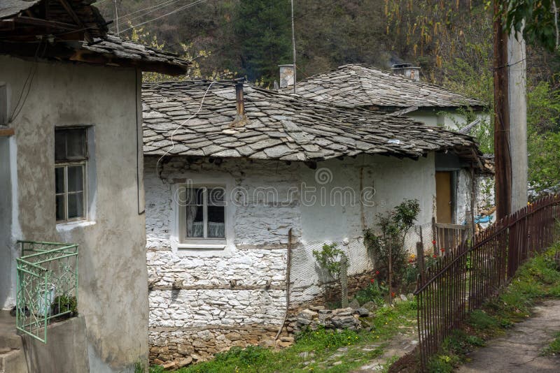 By av Kosovo med autentiska 19 thårhundradehus, Bulgarien arkivbild By av Kosovo med autentiska 19 thårhundradehus, Bulgarien arkivbild
