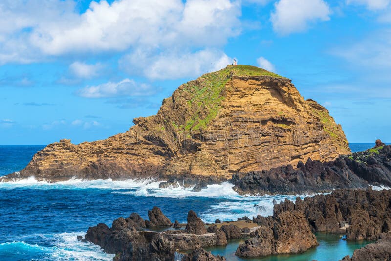 Av norrkusten av ön av madeiran Porto Moniz, Portu arkivbild Av norrkusten av ön av madeiran Porto Moniz, Portu arkivbild