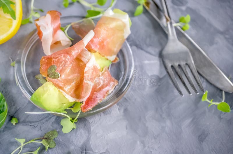 Avacado with bacon, traditional breakfast. Healthy food for weight normalization. Copy spase stock photography Avacado with bacon, traditional breakfast. Healthy food for weight normalization. Copy spase stock photography