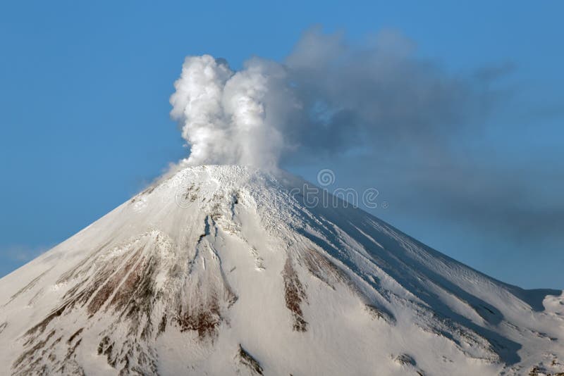 Avachinskyvulkaan - actieve vulkaan van het Schiereiland van Kamchatka stock foto Avachinskyvulkaan - actieve vulkaan van het Schiereiland van Kamchatka stock foto