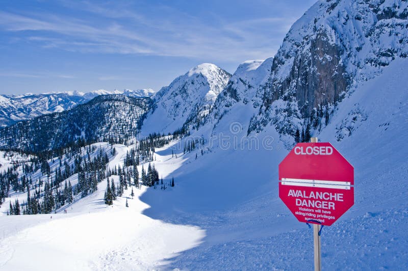 Pericolo di valanghe segno in inverno le montagne canadesi.