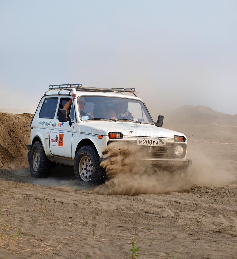 Cena De Corrida Automática Com Três Carros Esportivos Esmagando a Areia Em  Um Autosíndrome Foto Editorial - Imagem de competir, excitador: 162591346