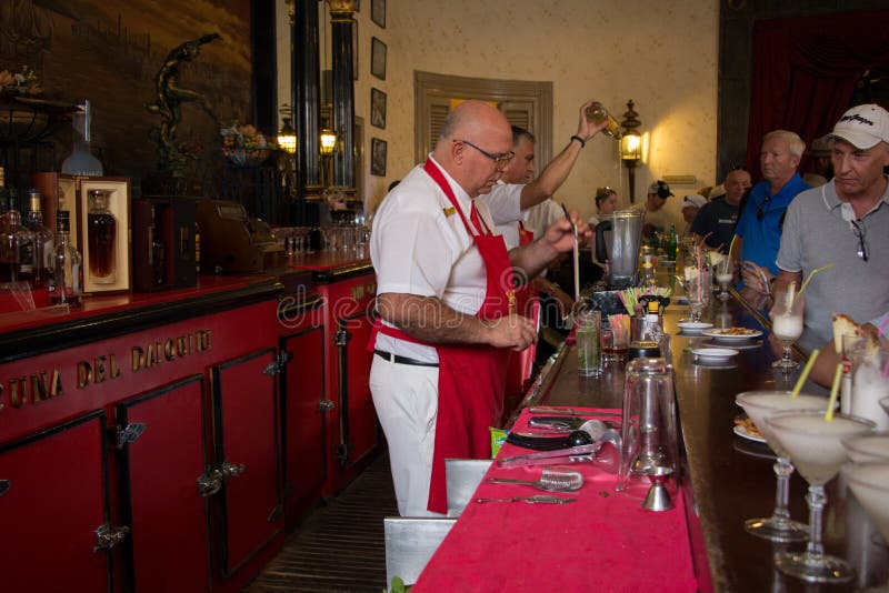 Avana, Cuba - 13 aprile 2017: Il EL Floridita è una barra storica del cocktail nella più vecchia parte di Avana, Cuba fotografie stock libere da diritti Avana, Cuba - 13 aprile 2017: Il EL Floridita è una barra storica del cocktail nella più vecchia parte di Avana, Cuba fotografie stock libere da diritti