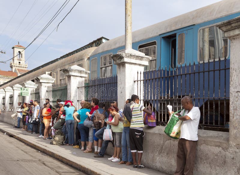 AVANA, CUBA 27 GENNAIO 2013: la gente sta in una coda per il treno sulla stazione ferroviaria centrale a Avana fotografia stock libera da diritti