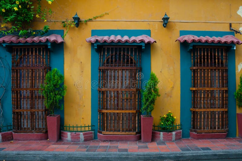 Avant colonial jaune de maison avec trois portes photographie stock libre de droits Avant colonial jaune de maison avec trois portes photographie stock libre de droits