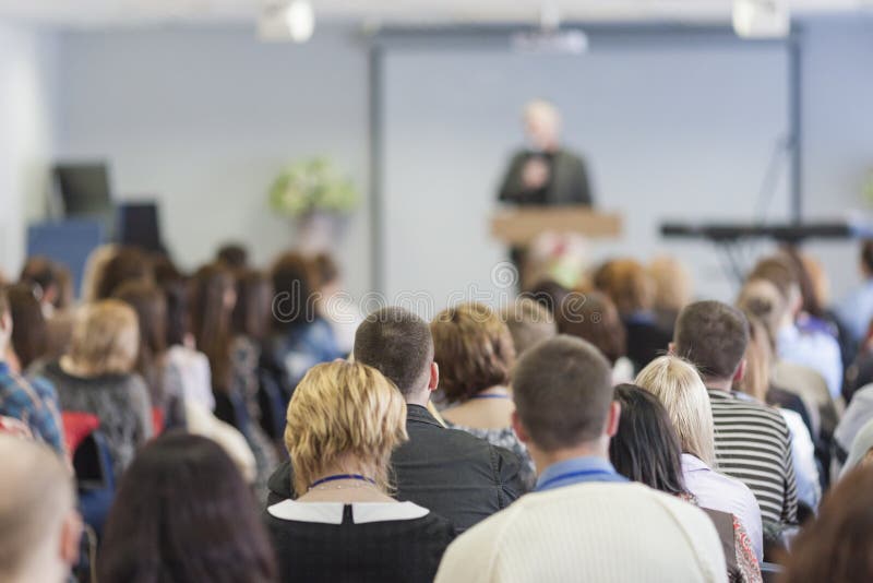 Avant de Speaking In de conférencier du grand groupe de personnes image stock