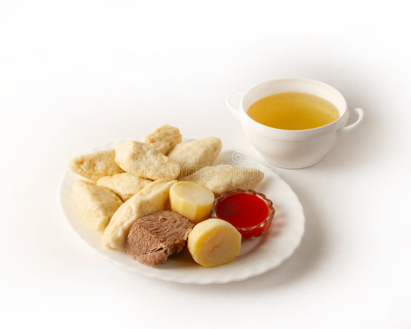 Avar Daguestán khinkal con una taza de caldo de carne de vaca y de salsa de tomate imagen de archivo Avar Daguestán khinkal con una taza de caldo de carne de vaca y de salsa de tomate imagen de archivo