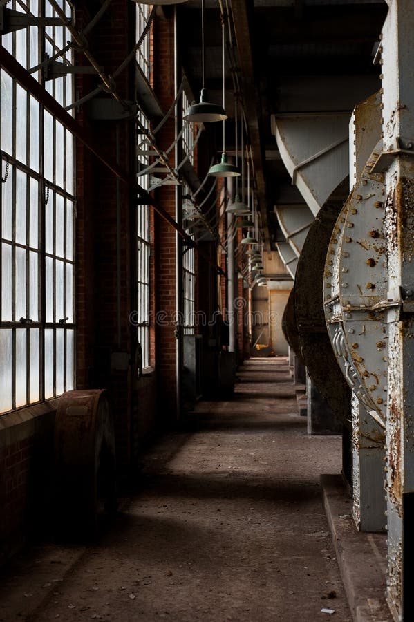 Avbrutet kraftverk med stora Windows - övergivna Indiana Army Ammunition Plant - Charlestown, Indiana arkivbild