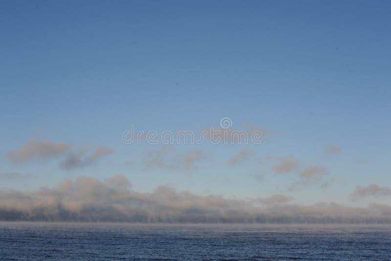 Avdunstning över vatternasjön i granna i svden en solig vinterdag med blå himmel fri luft och vatten