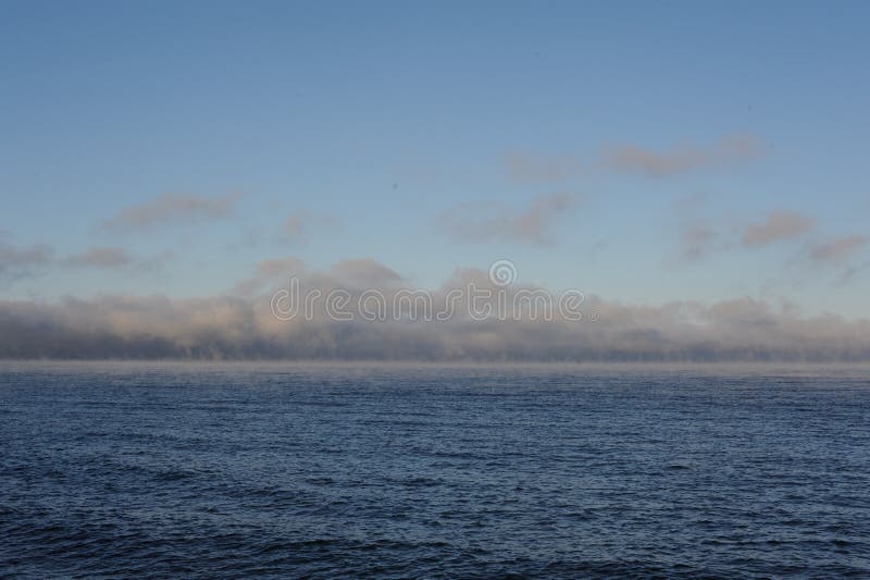 Avdunstning över vatternasjön i granna i svden en solig vinterdag med blå himmel fri luft och vatten