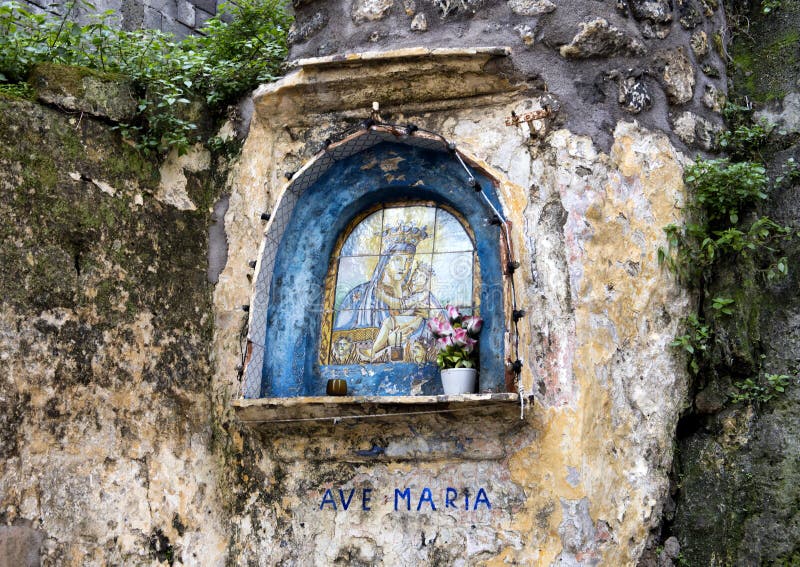 Ave Maria, Madonna en Kind op de muur van een straat in Sorrento, Italië