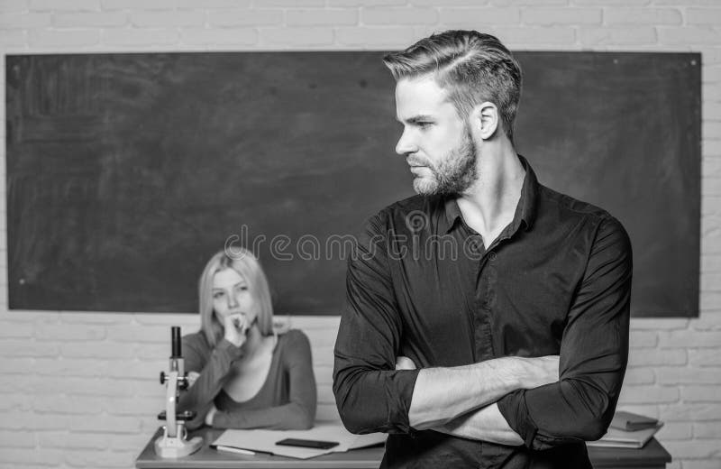 Avec succ?s re?u un dipl?me Tutelle de la jeunesse L'homme a bien toilett? le professeur attirant devant la salle de classe Hant? photographie stock libre de droits Avec succ?s re?u un dipl?me Tutelle de la jeunesse L'homme a bien toilett? le professeur attirant devant la salle de classe Hant? photographie stock libre de droits