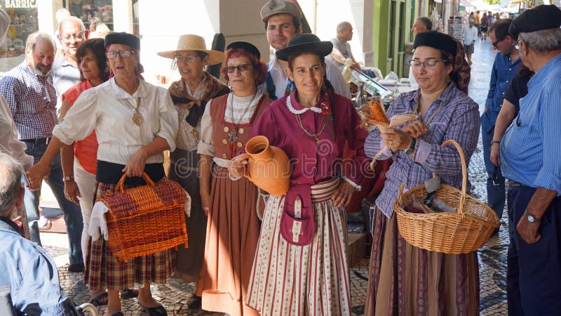 Aveiro, Portugal - circa octubre de 2018: Granjero Wifes en un mercado local imagen de archivo libre de regalías Aveiro, Portugal - circa octubre de 2018: Granjero Wifes en un mercado local imagen de archivo libre de regalías