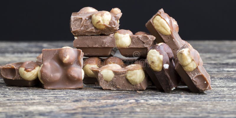 Avellanas con chocolate. Avellanas grandes con chocolate de leche, dulces mixtos combinados