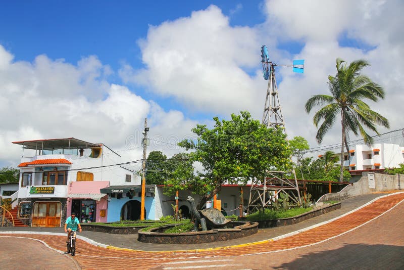 Avenida Charles Δαρβίνος σε Puerto Ayora στο νησί Santa Cruz, Gal στοκ φωτογραφία με δικαίωμα ελεύθερης χρήσης Avenida Charles Δαρβίνος σε Puerto Ayora στο νησί Santa Cruz, Gal στοκ φωτογραφία με δικαίωμα ελεύθερης χρήσης