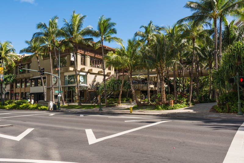 Avenida de Kalakaua em Waikiki, Havaí foto de stock Avenida de Kalakaua em Waikiki, Havaí foto de stock