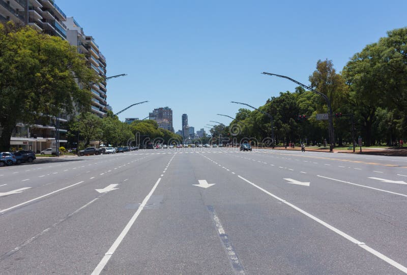 Rua Com Quase Nenhum Carro Em Buenos Aires Foto de Stock Editorial - Imagem de  aires, quase: 188934343