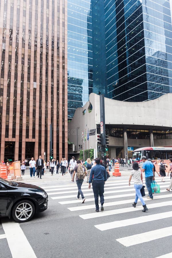 Avenida Paulista в Сан-Паулу стоковая фотография rf Avenida Paulista в Сан-Паулу стоковая фотография rf