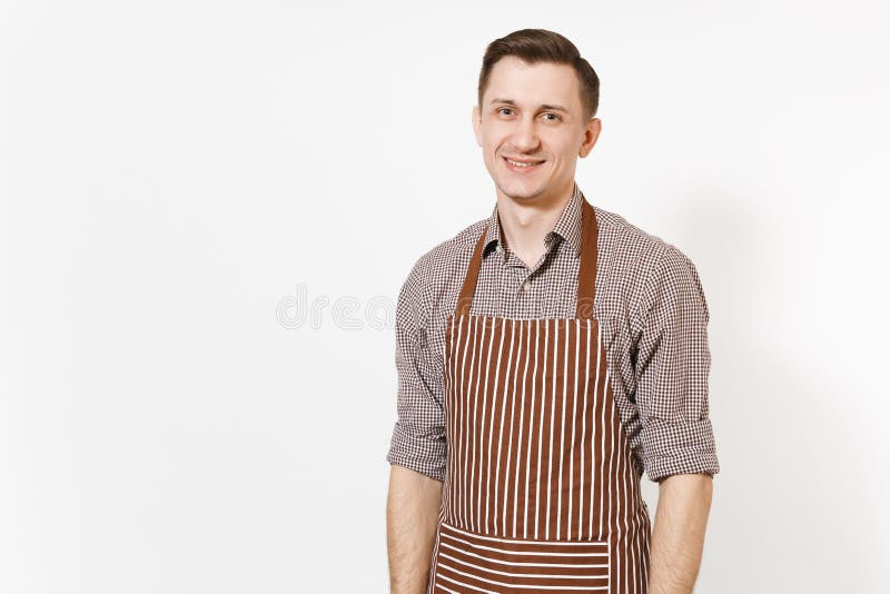 Avental marrom listrado vestindo considerável calmo de sorriso novo do cozinheiro chefe ou do garçom do homem, levantamento da ca fotografia de stock Avental marrom listrado vestindo considerável calmo de sorriso novo do cozinheiro chefe ou do garçom do homem, levantamento da ca fotografia de stock