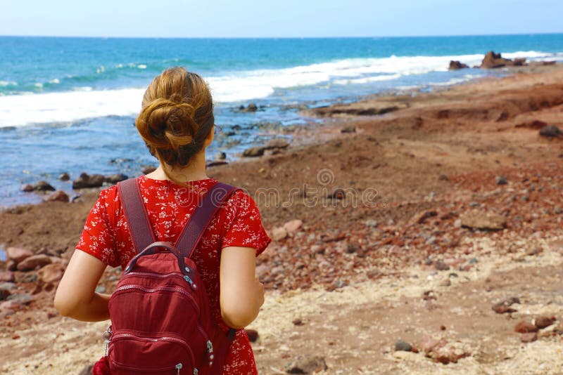 Aventura del día de fiesta del viaje en Tenerife Mujer joven hermosa de la visión trasera que respira y que disfruta del espacio imagenes de archivo Aventura del día de fiesta del viaje en Tenerife Mujer joven hermosa de la visión trasera que respira y que disfruta del espacio imagenes de archivo
