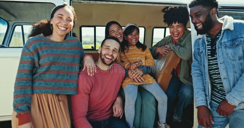 Aventura feliz y cara de los amigos en viaje por carretera en una caravana divirtiéndose uniéndose y riéndose juntos. sonrisa