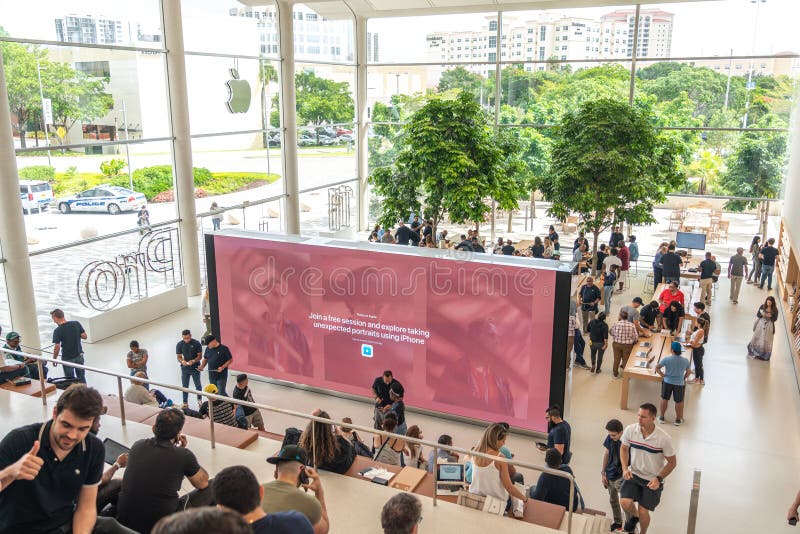 Apple Retail Store in Aventura Mall. Shopping mall. Iphone store Stock  Photo - Alamy