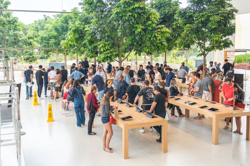 Aventura, Florida, USA - September 20, 2019: Apple store in Aventura Mall  on first day of officially started selling the iPhone 11, iPhone 11 Pro and  Stock Photo - Alamy