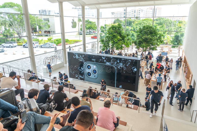 Aventura, Florida, USA - September 20, 2019: Apple store in Aventura Mall  on first day of officially started selling the iPhone 11, iPhone 11 Pro and  Stock Photo - Alamy