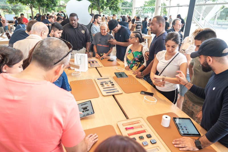 Apple Store in Aventura, Florida Editorial Photo - Image of shop, customer:  163001621