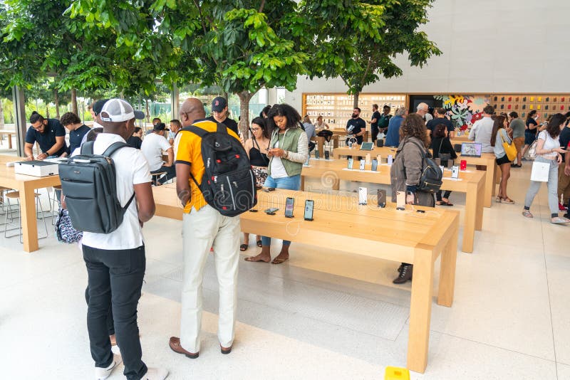 Apple Store in Aventura, Florida Editorial Photo - Image of shop, customer:  163001621