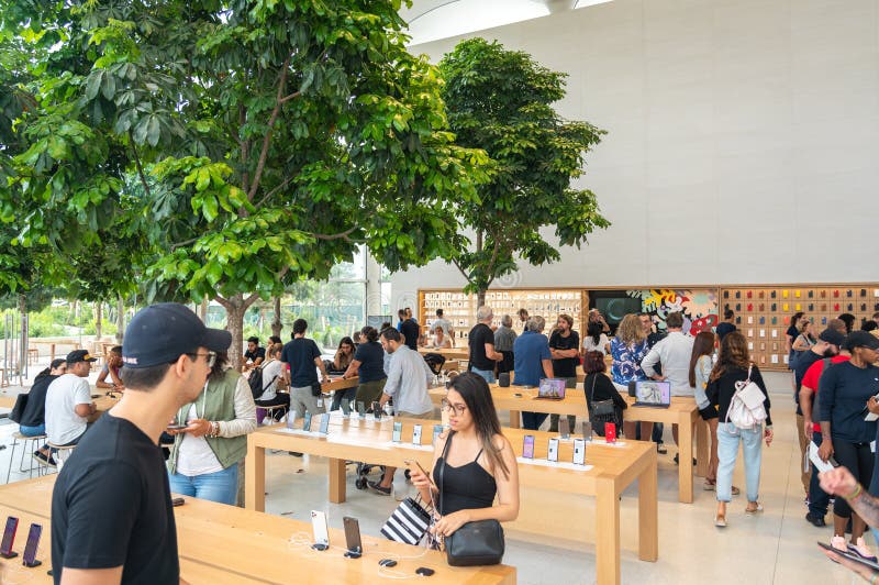 Aventura, Florida, USA - September 20, 2019: Apple store in Aventura Mall  on first day of officially started selling the iPhone 11, iPhone 11 Pro and  Stock Photo - Alamy