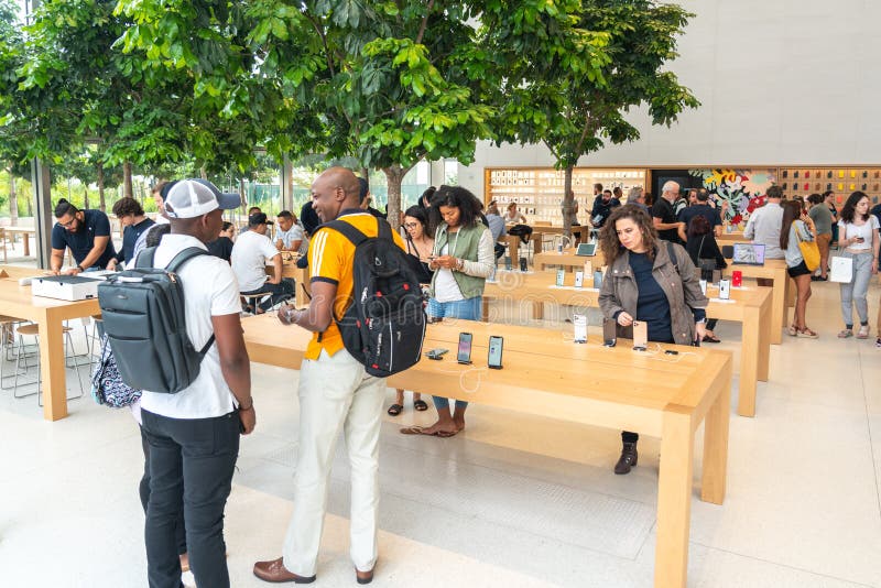 Aventura, Florida, USA - September 20, 2019: Interior Of Apple Store In  Aventura Mall On First Day Of Officially Started Selling The IPhone 11,  IPhone 11 Pro And IPhone 11 Pro Max