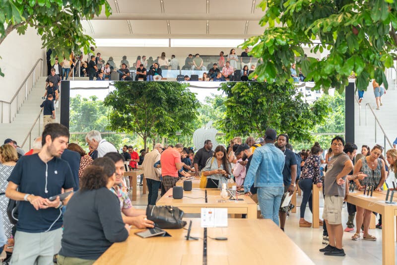 Aventura, Florida, USA - September 20, 2019: Interior Of Apple Store In  Aventura Mall On First Day Of Officially Started Selling The IPhone 11,  IPhone 11 Pro And IPhone 11 Pro Max