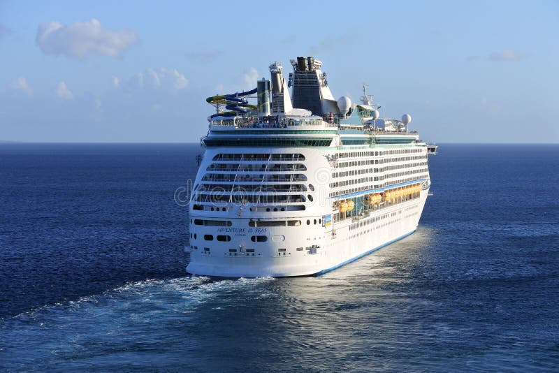 Aventure de la culture lâche en cours de bateau de croisière de mers photo stock