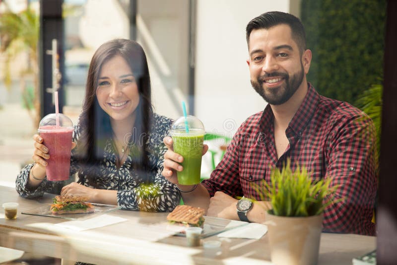 Avere alcune bevande sane immagine stock