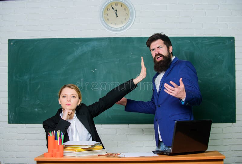 Avf?rdad inv?ndning Skolal?rare och f?r?lder Stoppa samtal till mig Kritik och inv?ndningbegrepp Läraren önskar mannen royaltyfri bild Avf?rdad inv?ndning Skolal?rare och f?r?lder Stoppa samtal till mig Kritik och inv?ndningbegrepp Läraren önskar mannen royaltyfri bild