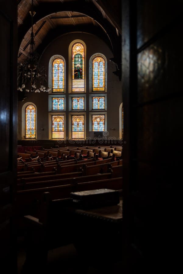 Avfallna träpews & Tiffany Stached Glass Windows - övergiven McDowell Memorial Presbyterian Church - Philadelphia, Pennsylvania arkivfoto