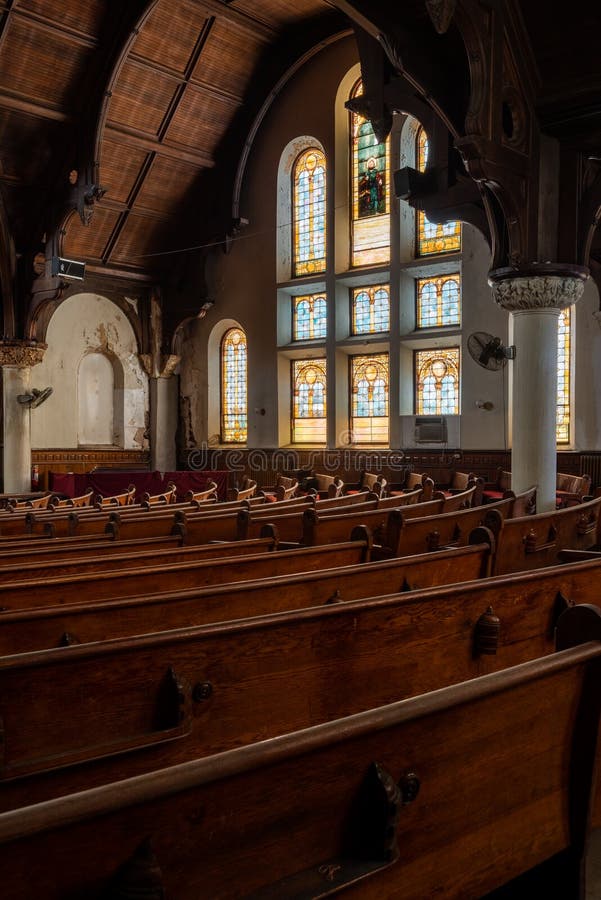 Avfallna träpews & Tiffany Stached Glass Windows - övergiven McDowell Memorial Presbyterian Church - Philadelphia, Pennsylvania royaltyfri bild
