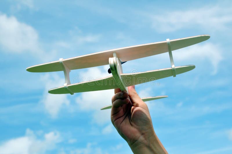 Avião De Brinquedo No Céu. Jogo Ao Ar Livre. Imagem de Stock - Imagem de  ativo, posse: 189892787