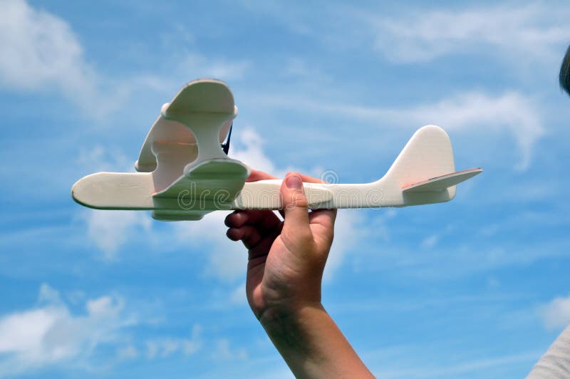 Avião De Brinquedo No Céu. Jogo Ao Ar Livre Imagem de Stock - Imagem de  curso, mosca: 189672239