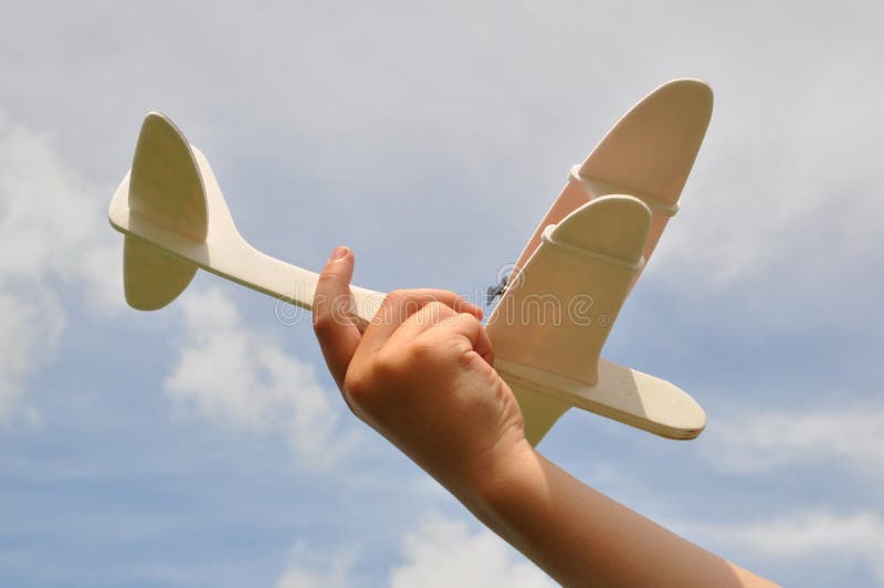 Avião De Brinquedo No Céu. Jogo Ao Ar Livre. Imagem de Stock - Imagem de  ativo, posse: 189892787