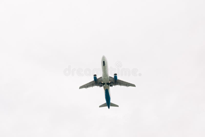 Avi?o que descola do aeroporto imagens de stock royalty free Avi?o que descola do aeroporto imagens de stock royalty free