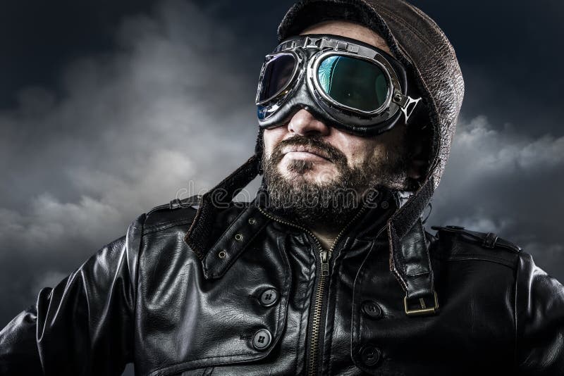 Aviador con los vidrios y el sombrero del vintage con la expresión orgullosa fotografía de archivo libre de regalías Aviador con los vidrios y el sombrero del vintage con la expresión orgullosa fotografía de archivo libre de regalías