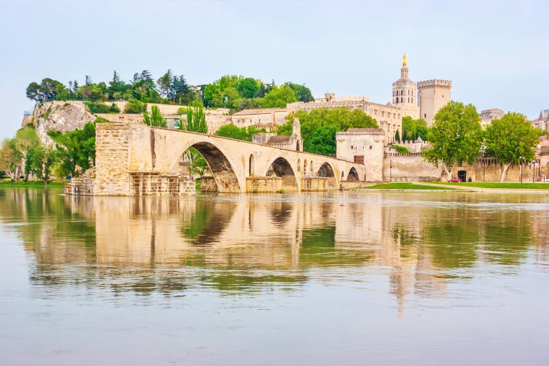 Avignon médiéval vue de l'autre côté du rhone river france photographie stock