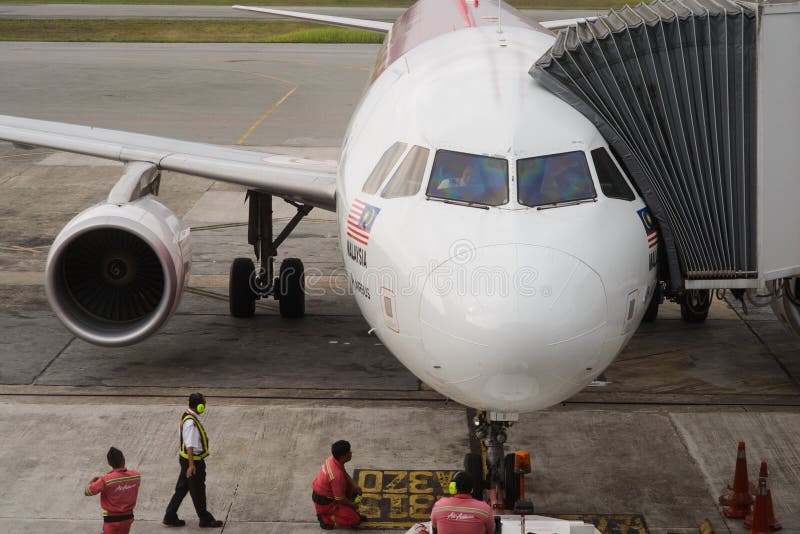 Avion accouplé d'Air Asia de jet image stock Avion accouplé d'Air Asia de jet image stock