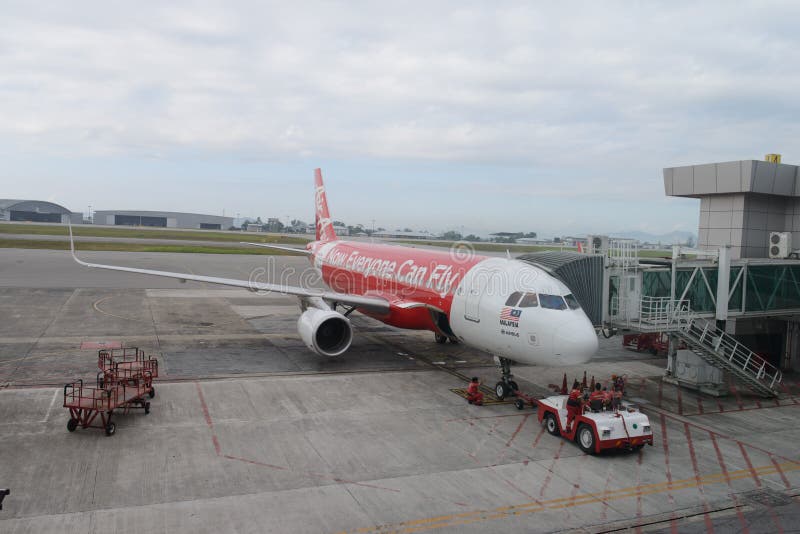 Avion accouplé d'Air Asia de jet photo stock Avion accouplé d'Air Asia de jet photo stock